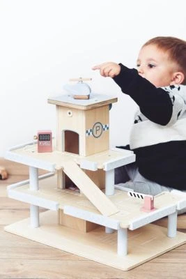 Mamabrum Holzparkplatz Mit 3 Ebenen Und Hubschrauberlandeplatz, Spielgarage Holzgarage Mit 4 Autos 2 Mamabrum Holzparkplatz Mit 3 Ebenen Und Hubschrauberlandeplatz, Spielgarage Holzgarage Mit 4 Autos – Bild 2