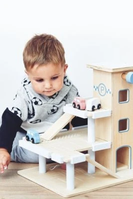 Mamabrum Holzparkplatz Mit 3 Ebenen Und Hubschrauberlandeplatz, Spielgarage Holzgarage Mit 4 Autos 4 Mamabrum Holzparkplatz Mit 3 Ebenen Und Hubschrauberlandeplatz, Spielgarage Holzgarage Mit 4 Autos – Bild 4