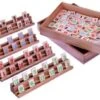 LOGOPLAY Rummy Okey Für 2 Bis 4 Spieler - 108 Spielsteine Und 4 Halterungen Im Holzkasten
