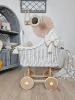 TinaForKids Puppenwagen Mit Bettwäscheset Aus Weiden Und Holz, Weiß/Natur