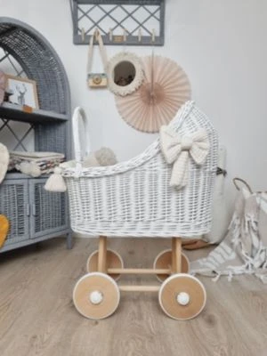 TinaForKids Puppenwagen Mit Bettwäscheset Aus Weiden Und Holz, Weiß/Natur 1 TinaForKids Puppenwagen Mit Bettwäscheset Aus Weiden Und Holz, Weiß/Natur