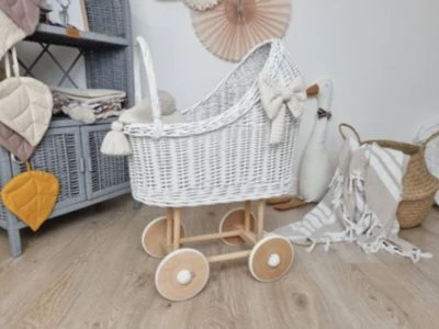 TinaForKids Puppenwagen Mit Bettwäscheset Aus Weiden Und Holz, Weiß/Natur 2 TinaForKids Puppenwagen Mit Bettwäscheset Aus Weiden Und Holz, Weiß/Natur – Bild 2