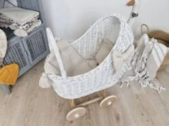 TinaForKids Puppenwagen Mit Bettwäscheset Aus Weiden Und Holz, Weiß/Natur 8 TinaForKids Puppenwagen Mit Bettwäscheset Aus Weiden Und Holz, Weiß/Natur -Billiges Spielzeug Geschäft 29721265 03