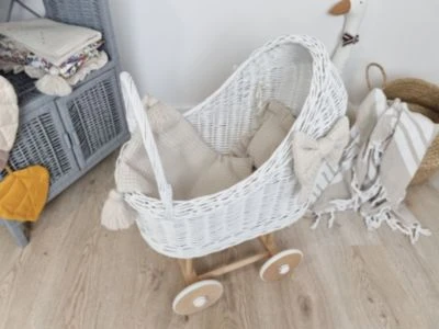 TinaForKids Puppenwagen Mit Bettwäscheset Aus Weiden Und Holz, Weiß/Natur 3 TinaForKids Puppenwagen Mit Bettwäscheset Aus Weiden Und Holz, Weiß/Natur – Bild 3