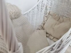 TinaForKids Puppenwagen Mit Bettwäscheset Aus Weiden Und Holz, Weiß/Natur 9 TinaForKids Puppenwagen Mit Bettwäscheset Aus Weiden Und Holz, Weiß/Natur -Billiges Spielzeug Geschäft 29721265 04