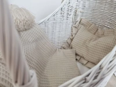 TinaForKids Puppenwagen Mit Bettwäscheset Aus Weiden Und Holz, Weiß/Natur 4 TinaForKids Puppenwagen Mit Bettwäscheset Aus Weiden Und Holz, Weiß/Natur – Bild 4