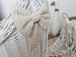 TinaForKids Puppenwagen Mit Bettwäscheset Aus Weiden Und Holz, Weiß/Natur 11 TinaForKids Puppenwagen Mit Bettwäscheset Aus Weiden Und Holz, Weiß/Natur -Billiges Spielzeug Geschäft 29721265 06